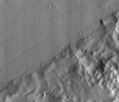 Az Amazonis Planitia térségében húzódó, egyik feltételezett ősi partvonal nyoma (NASA)