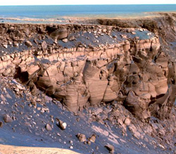A Viktória-kráter sziklás pereme egy hamisszínes felvételen (NASA/JPL/Cornell)