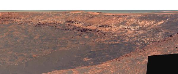A Duck Bay képe a távolból: itt fog jobbról balra a kráterbe ereszkedni a rover. (NASA/JPL/Cornell)