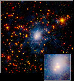 A kataklizmáról a Spitzer űrteleszkóp által készített felvétel jobb alsó kinagyított részen látható négy anyagcsomó a négy összeolvadó csillagváros, míg az őket övező kékesfehér felhő a kipenderített csillagokat jelzi (NASA/JPL-Caltech/K. Rines (Harvard-Smithsonian CfA))