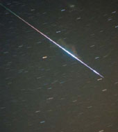Egy fényes perseida meteor fotója