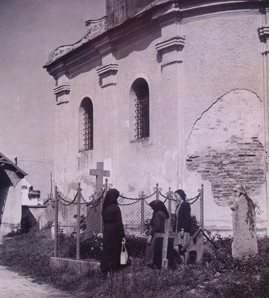 A szlovákiai Guta községből kitelepített magyarok elbúcsúznak a temetőben fekvő rokonaik sírjától, 1946. szeptember