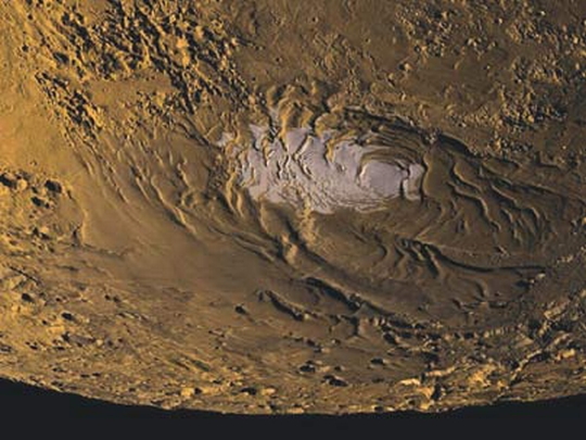 A Mars déli poláris területei. A jégsapka körül jól láthatók a kráterekkel tűzdelt déli felföldekre boruló jóval simább rétegzett területek (poláris réteges üledékek).<br />
(NASA/MOLA Science Team)