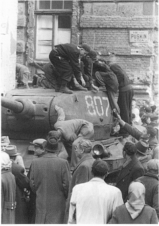 Elfogott szovjet harckocsit vizsgáló járókelők