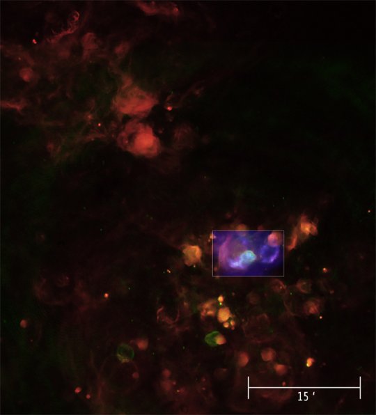 A Kis Magellán-felhő LHa115-N19 jelzésű területe. Vörös színnel az optikai, zölddel a rádiótartományban készült méréseket jelölték. A téglalappal jelölt területet vizsgálták meg a Chandra röntgenteleszkóppal.
