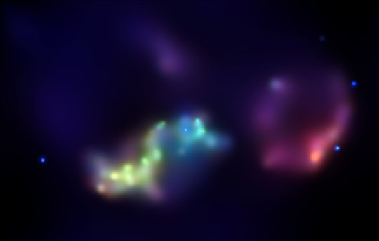 A Chandra által megfigyelt szuperbuborék. Vörös szín az optikai, zöld a rádió-, a kék és lila szinek a röntgentartományban készült felvételeket jelzik.