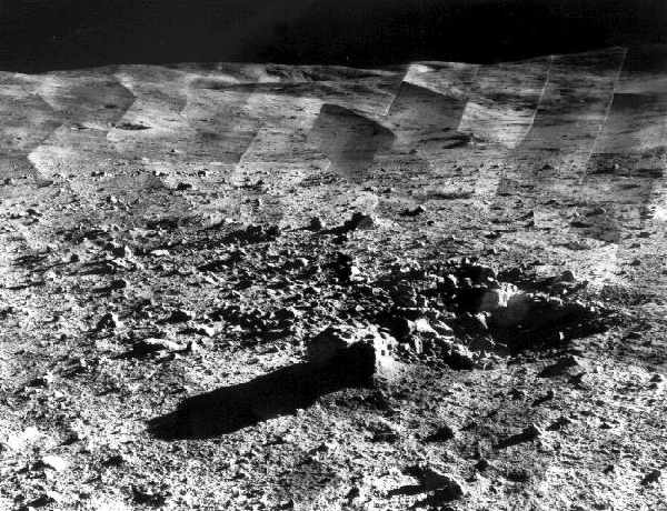 A Surveyor–7 leszállóhelyéről készült fotómozaik. A háttérben a felső képen levő Tycho kráter oldala emelkedik dombként a horizonton