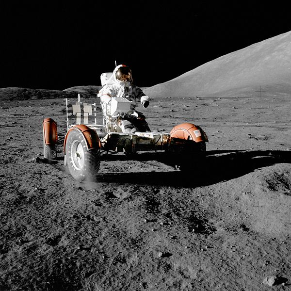 Az Apollo–17 holdjárműve. Nagyon élesek az árnyékok, mivel a Holdnak nincs légköre, ami szórná a napfényt (1972.december 11)
