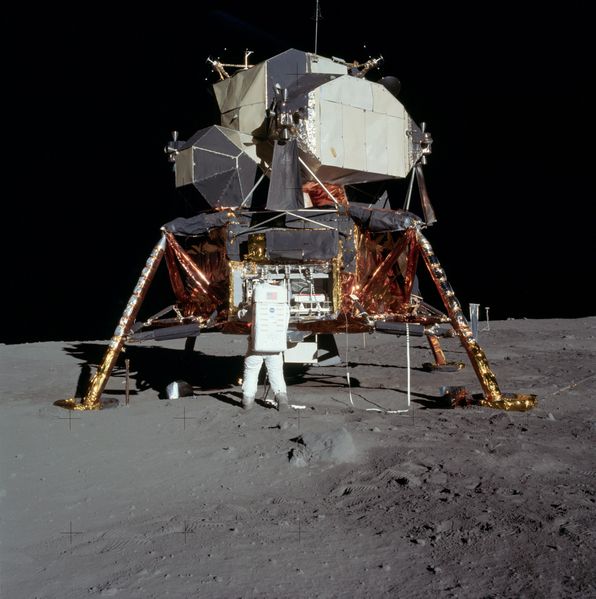 Buzz Aldrin az Eagle holdkomp csomagteréből pakolja ki éppen a tudományos felszerelést