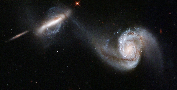 A Hubble Űrteleszkóp felvétele az Arp 87 kölcsönható galaxispárról. A kép a WFPC2 (Wide Field Planetary Camera 2) műszerrel 2007 februárjában kék, zöld, vörös és infravörös szűrőkön keresztül készített felvételek kombinálásával készült. (NASA, ESA, Hubble Heritage Team [STScI/AURA]) 