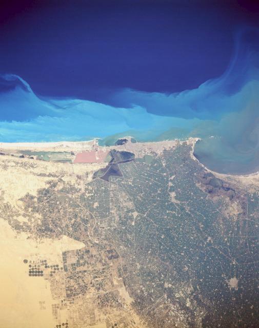 Alexandria a világűrből, középen a Világítótoronynak otthont adó Pharos félszigettel