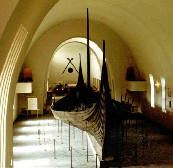 Az osebergi hajó az oslói hajómúzeumban