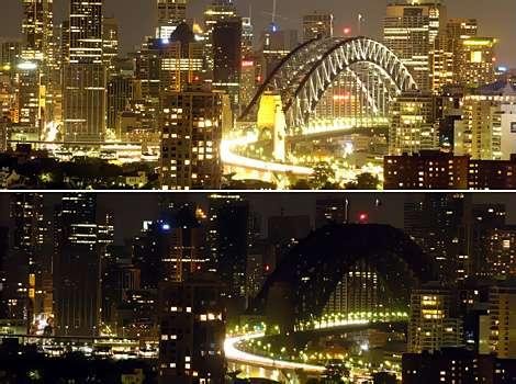 Sydney a Föld órája elött (fenn) és közben (lenn)