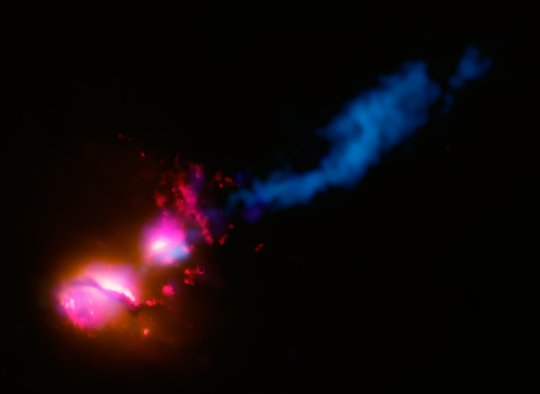 A 3C 321 galaxis különböző hullámhosszakon készült képei összekombinálva (bíbor: Chandra, röntgen; vörös és narancs: HST ultraibolya és optikai; kék: VLA és MERLIN rádió)
