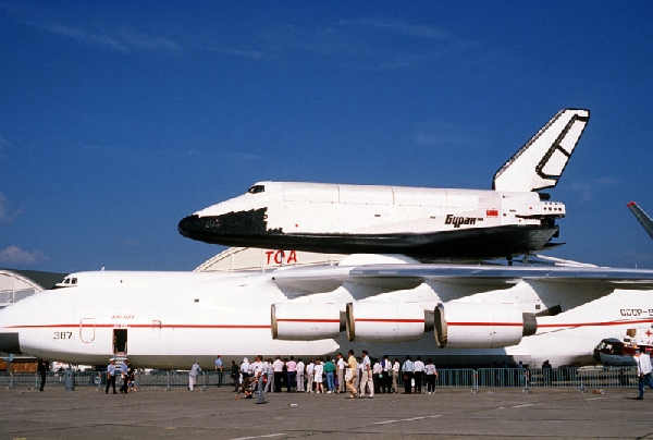 Az An-225 tetején egy Buran űrrepülőgéppel (Le Bourget légikiállítás, 1989)