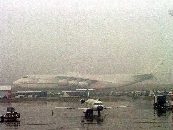 Az An-225 Mrija a Ferihegyi repülőtéren, 2008. január 19-én. Előtte a Malév egyik CRJ-200-asa