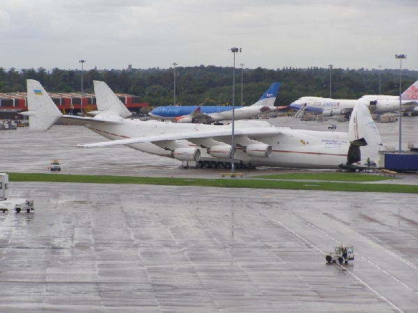 Az An-225 rakodás közben