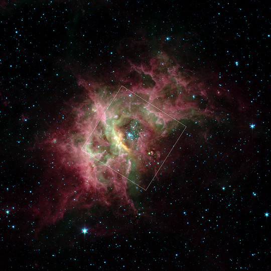 A Spitzer infravörös teleszkóp felvétele a Westerlund 2 halmazról és a körülötte lévő, RCW 49 katalógusjelű por- és gázfelhőről. A négyzet azt a területet jelöli, amelyről a Chandra röntgenképe készült.<br />
[NASA/JPL-Caltech/Univ. of Wisconsin/E. Churchwell]