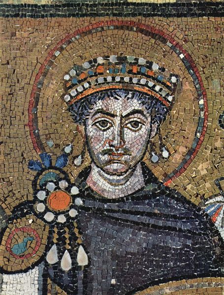 Justinianus császár híres mozaik képmása a ravennai San Vitale templomban