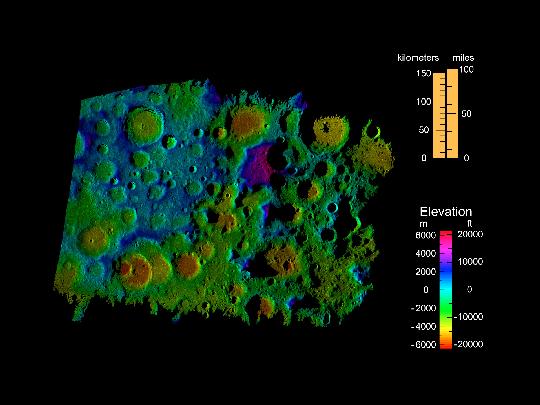 A Hold déli sarkvidékének 20 méteres felbontású radartérképe a felszíni domborzat magasságának és mélységének különböző színekkel való érzékeltetésével: a sötét vörös szín a holdrajzi null-szinttől mért 8 km-es mélységet, a sötét lila pedig 8 km-es magasságot jelenti. A bal felső sarokban a méretskála hossza 150 km. (kép: NASA).