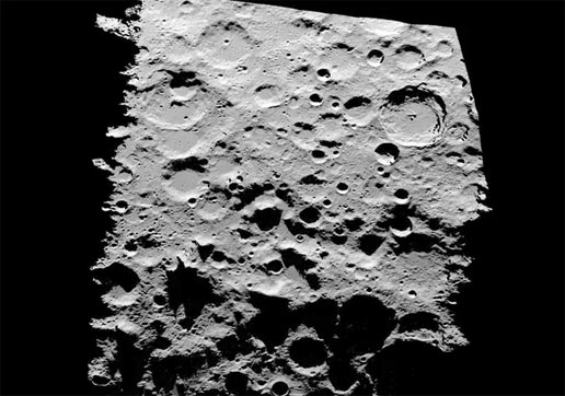 A Hold déli sarkvidékének radarképe a jövő tervezett emberes holdexpedíciójának terepét mutatja, illetve a tervek szerint ezen a tájon építenék meg az első holdbázist. A radartérképen a megvilágítottsági viszonyokat egy letölthető mozgóképsorozat mutaja be szemléletesen (kép: NASA).