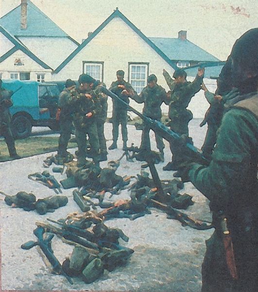 Argentin katonák angol tengerészgyalogosokat fegyvereznek le Port Stanley elfoglalásakor, 1982. április 2-án
