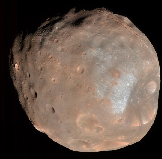 Hamisszínes kép a Phobosról 6800 km-es távolságból.
