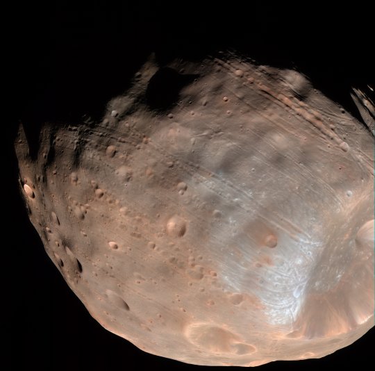 Hamisszínes kép a Phobosról 5800 km-es távolságból.