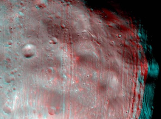 A Phobos egy részének háromdimenziós képe, alul a Stickney-kráter.