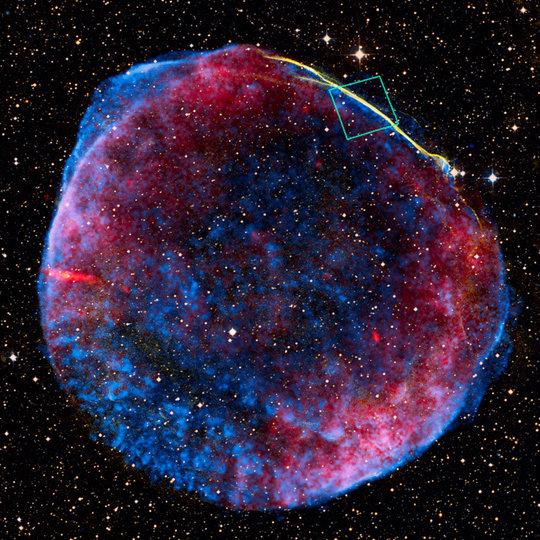 Az SN 1006 maradványának különböző hullámhossz-tartományokban rögzített felvételekből összeállított kompozit képe. A színkódok: kék - röntgen (NASA Chandra röntgenteleszkóp), sárga, narancssárga, világoskék - optikai (CTIO/0,9 m Curtis Schmidt teleszkóp), vörös - rádió (NRAO VLA/GBT). A csillagos háttér képe az Anglo-Australian Observatory égboltfelmérésének (Digitized Sky Survey) vörös és kék lemezei alapján készült, s került a montázsba. Az északnyugati részen látható fényes filament kék négyzettel jelölt részéről a Hubble készített részletesebb képet. [Röntgen: NASA/CXC/Rutgers/G. Cassam-Chenaď, J. Hughes és tsai; rádió: NRAO/AUI/NSF/GBT/VLA/Dyer, Maddalena és Cornwell; optikai: Middlebury College/F. Winkler, NOAO/AURA/NSF/CTIO Schmidt & DSS]