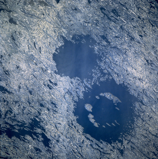 A kanadai Quebec tartományban található Clearwater-tó kráterpárja egy körülbelül 290 millió évvel ezelőtt becsapódott kettős aszteroida nyoma. A nagyobbik kráter átmérője 32, a kisebbiké pedig 22 km. [NASA/LPI]