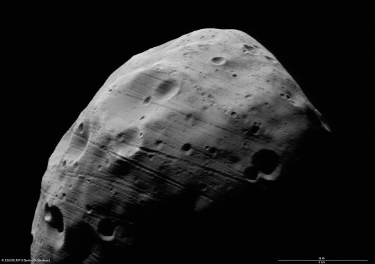 A Phobos felszíne 97 km távolságból.