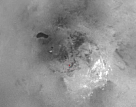 A Cassini 2005-ös képe a Titan déli sarkvidékéről; a kép bal felső sarkában lévő sötét területről sikerült bizonyítani, hogy valójában egy tó (NASA JPL)
