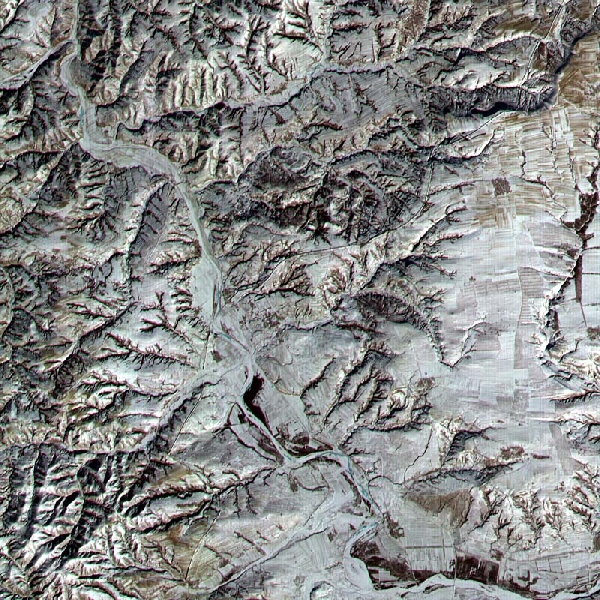  Ez az ASTER-felvétel 2001. január 9-én készült, és 12x12 km-es területet fed le. A fotón ferdén végigvonuló vékony, sötét vonal a nagy fal.