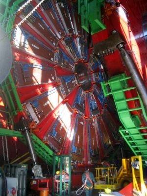 Az LHC CMS detektorának építése