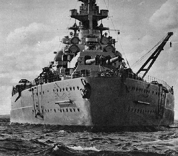 A Bismarck-csatahajó szemből