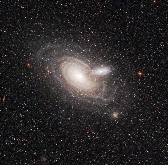 A 2MASX J00482185-2507365 galaxispáros a HST-vel. A képre klikkentve nagyobb felbontásban is megtekinthető a különös együttállás.