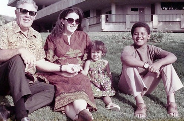 Barack Obama fiatalon a családjával
