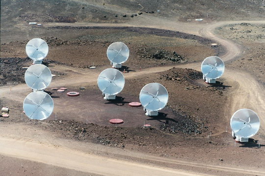 Az SMA távcsőhálózat nyolc darab, egyenként 6 méter átmérőjű tányérantennájával szubmilliméteres tartományban vizsgálják az égboltot (http://cv.nrao.edu).