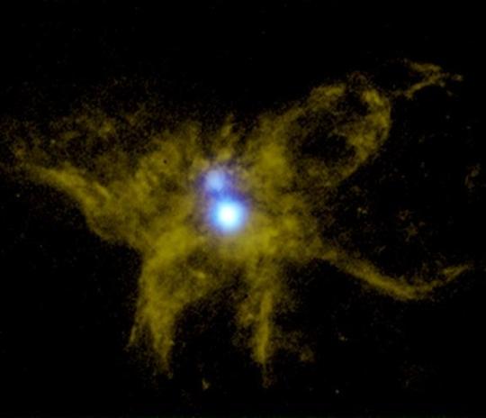 Az NGC 6240 példa a centrumukban szupermasszív fekete lyukakból álló kettőst tartalmazó galaxisokra. A kompozit képet a Chandra röntgenteleszkóp és a Hubble Űrteleszkóp felvételeiből montírozták össze. A kék színnel kiemelt röntgensugárzás jelöli az óriási fekete lyukakból álló párt. [NASA/Max Planck Institute for Extraterrestrial Physics]