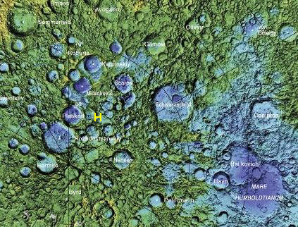 A Hevesy-kráter a Hold északi pólusvidékén, a fenti térképen látszó sárga H betű alatt található (kép: a Hold északi pólusának térképe, Courtney Seligman és USGS).