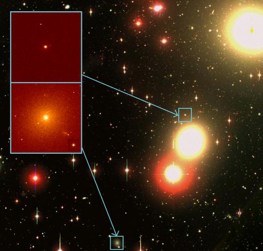 Az inzertekben két ultrakompakt törpegalaxisnak a Hubble Űrteleszkóp által készített képe látható. A háttérkép a Las Campanas Obszervatórium 2,5 méteres Du Pont teleszkópjával készült. [Michael Drinkwater, University of Queensland; Michael Hilker, University of Bonn]