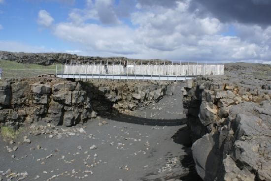 Az Álfagjá híd Izlandon, mely az Eurázsiai és az Észak-amerikai lemezeket köti össze