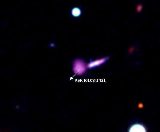 A Chandra műhold 2007 februárjában készült röntgen- és az ESO VLT távcsőegyüttesének 2000-es optikai felvételeiből összerakott kép a PSR J0108-1431 katalógusjelű pulzárról és égi környezetéről. A Chandra felvételén a bíborszínű folt kódolja a pulzár röntgensugárzását, a nyíl pedig a mozgás irányát mutatja. A látható tartománybeli képen valószínűleg a folttól kissé jobbra látható kék pötty jelzi a pulzár 2000-es helyzetét. Az objektum mögötti csóvaszerű képződmény a pulzárral kapcsolatban nem álló háttérgalaxis. Mivel a PSR J0108-1431 a galaktikus fősíktól messze található, a jó kilátás miatt a nagylátószögű optikai felvételeken sok galaxis is megfigyelhető. [Röntgen: NASA/CXC/Penn State/G. Pavlov és tsai, optikai: ESO/VLT/UCL/R. Mignani és tsai]