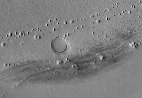 A Vernal-kráterben található, valószínűsíthetően vízforrásokkal kapcsolatba hozható felszínformációk (Forrás: NASA/JPL-Caltech/MSSS)