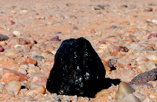 Égből hullott kő a Núbiai-sivatagban.