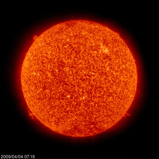 A nyugodt Nap képe 2009. április 4-én. Fent a látható fényben észlelhető, teljesen üres korong, lent a H-alfa hullámhosszon készített, némileg több részletet felfedő felvétel (forrás: SOHO)