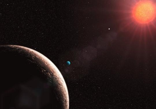 Fantáziarajz a Gliese 581 újonnan felfedezett kísérőjéről. A háttérben a rendszer többi bolygója is látható. [ESO/L. Calçada]