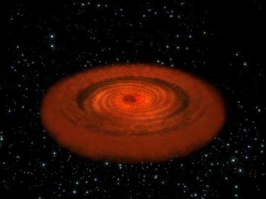 Fantáziarajz az 1H0707-495 katalógusjelű aktív magú galaxis centrumában helyet foglaló szupernehéz fekete lyukat övező térrészről. A fekete lyukat magát valószínűleg részben gáz- és porfelhők takarják, ennek ellenére a röntgenadatok alapján a galaxis mélyére láthatunk. [ESA/C. Carreau]