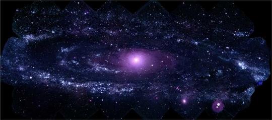 A Swift ultraibolya teleszkópjával rögzített 330 felvételből összeállított mozaikkép az Andromeda-ködről. A kép hosszabbik oldala 100 ívperc, a rövidebbik 50 ívperc, ezek a galaxis távolságában 200 ezer, illetve 100 ezer fényévnek felelnek. [NASA/Swift/Stefan Immler (GSFC) és Erin Grand (UMCP)]